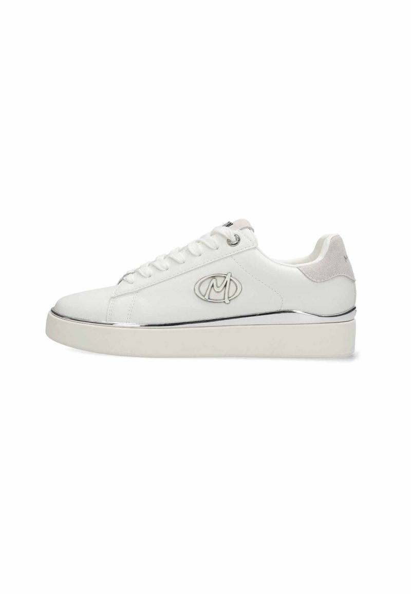 Weiße Leder-Sneaker mit einem eleganten Design, das ein silbernes Akzent auf der Sohle und einen grauen Wildleder-Rücken aufweist. Besticktes Logo an der Seite.