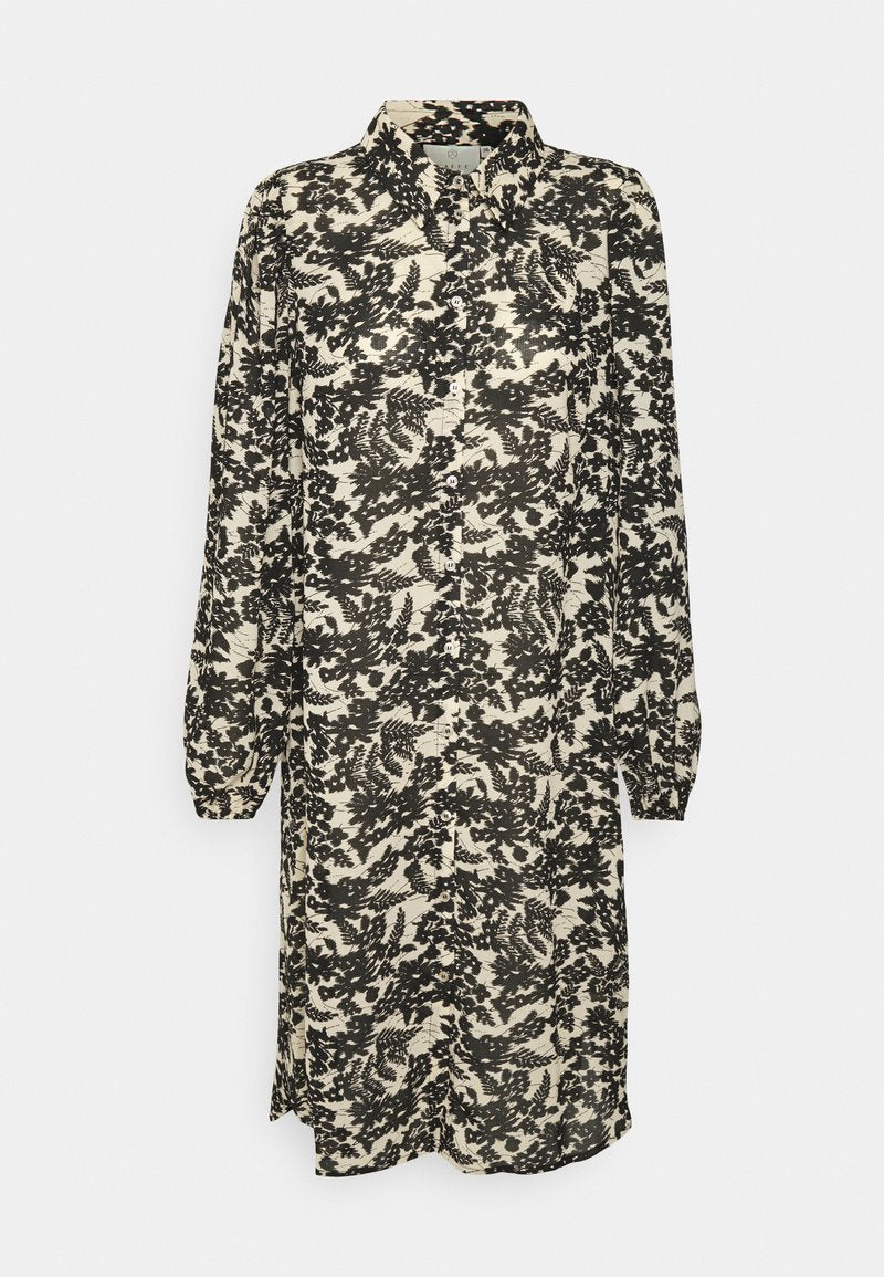 Musterkleid in Schwarz und Creme, mit durchgehender Knopfleiste, langen Ärmeln und Kragen sowie einem leicht lässigen Schnitt.