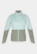 Hellblaues und olivgrünes Softshell-Jacke mit durchgehendem Frontreißverschluss, Reißverschlusstaschen und hohem Kragen, für den Außeneinsatz konzipiert.