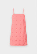 Korallenrosa Sommerkleid mit dünnen Trägern, verziert mit gestickten Blumenmustern und einem strukturierten Stoff. In einer lockeren A-Linien-Form geschnitten.