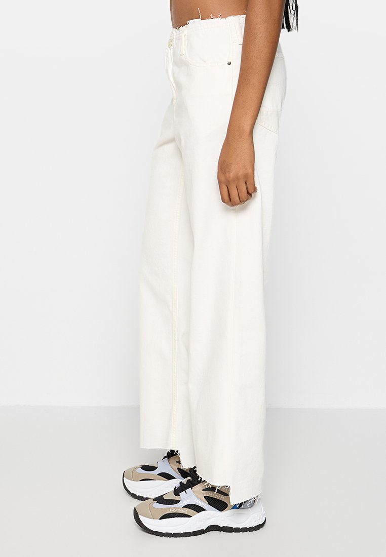 JUDEE LOOSE FIT Media 2