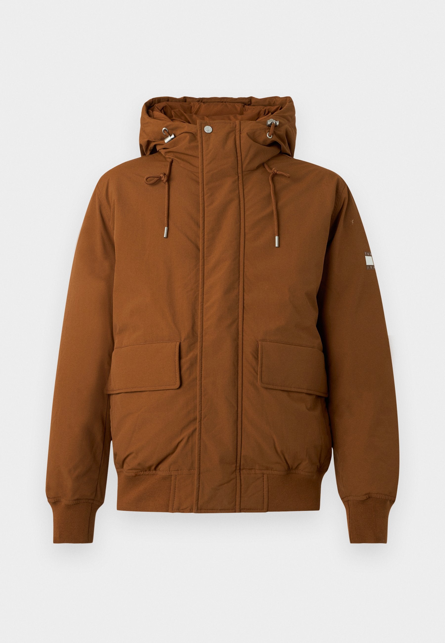 Braune Kapuzenjacke mit Reißverschluss vorne, zwei großen Fronttaschen und verstellbarenKordeln. Sie hat gerippte Bündchen und eine glatte Textur.