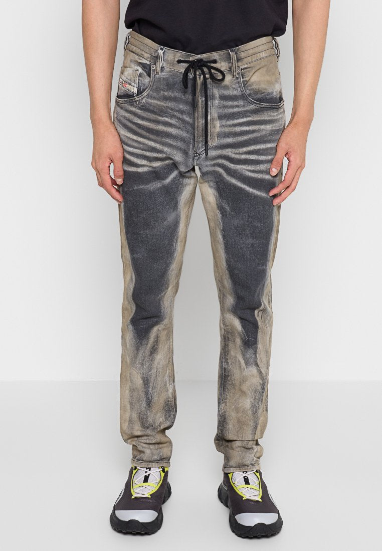 Ausgebleichte Jeans mit einem Schwarz- und Beigetönen, die verwaschene Details und einen verstellbaren Bund aufweist. Mit schmal zulaufenden Beinen gestaltet.