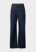 Dunkelblaue Jeans aus Denim mit weitem Bein, ausgestattet mit kontrastierenden orangen Nähten, einem Vorderknopf und mehreren Taschen.