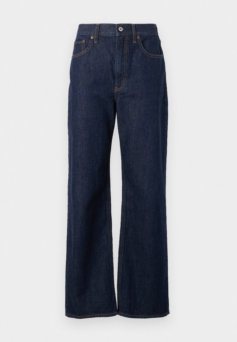 Dunkelblaue Jeans aus Denim mit weitem Bein, ausgestattet mit kontrastierenden orangen Nähten, einem Vorderknopf und mehreren Taschen.