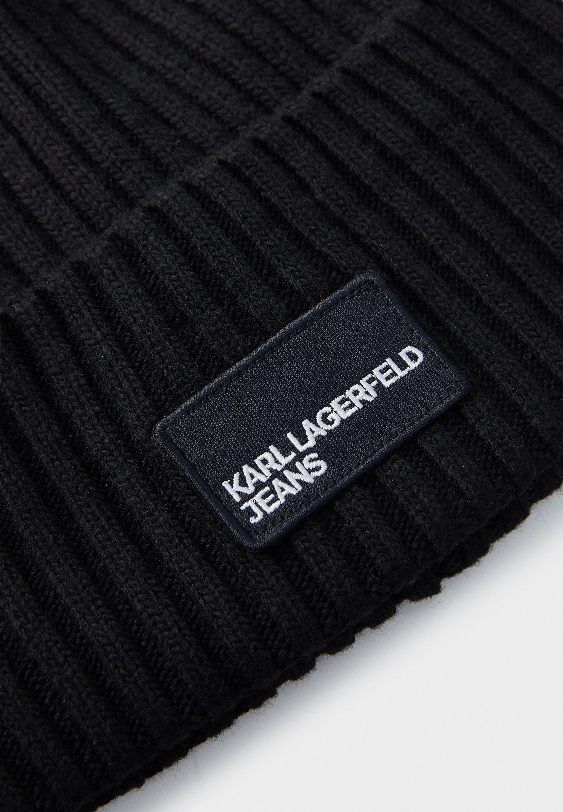 BEANIE AND SCARF GIFTSET Media 3