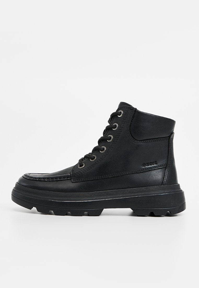 Schwarze Leder-Stiefeletten mit einer strapazierfähigen Gummisohle, ausgestattet mit sechs runden Ösen, gestickten Akzenten und einer glatten Oberfläche.
