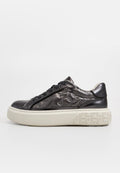 Schwarzer Ledersneaker mit geprägtem Muster, Schnürdesign und kontrastierender beiger Plateausohle. Glatte Textur und abgerundete Zehenpartie.