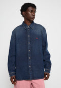 Dunkelblaue Jeanshemd mit langen Ärmeln, spitzem Kragen und Knopfleiste. Verfügt über helle Nähte und ein kleines rotes Logo auf der Brust.