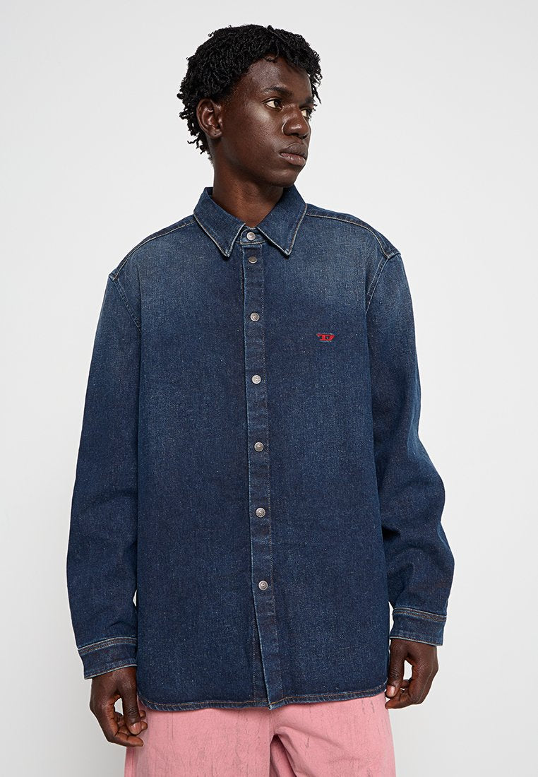 Dunkelblaue Jeanshemd mit langen Ärmeln, spitzem Kragen und Knopfleiste. Verfügt über helle Nähte und ein kleines rotes Logo auf der Brust.