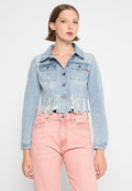 Hellblaues, cropped Denim-Jacke mit ausgefranstem Saum, Knopfleiste, zwei Brusttaschen und dezentem roten Logodetail. Getragen über rosa Jeans.