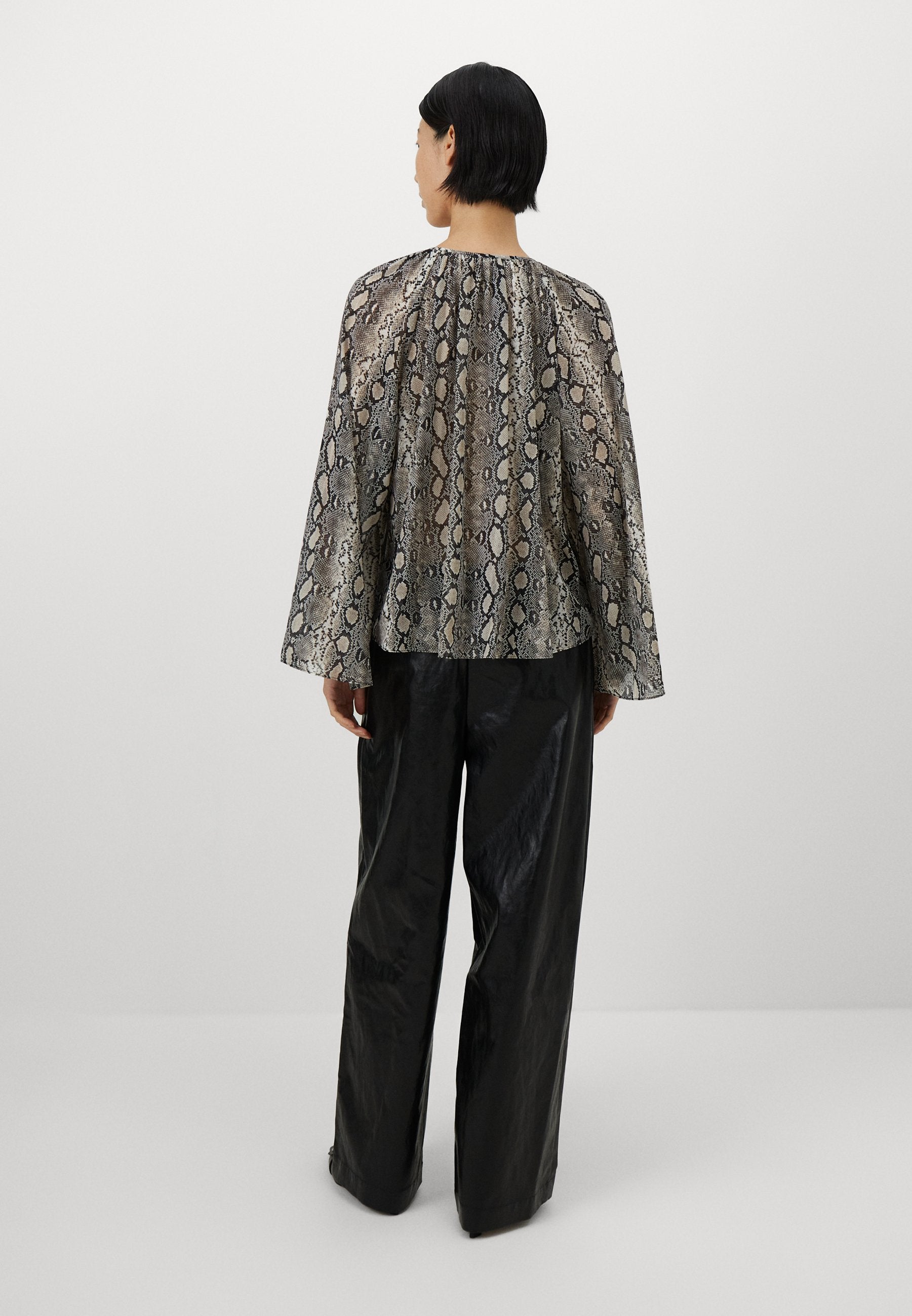 MICHAEL Michael Kors SNAKE V NECK