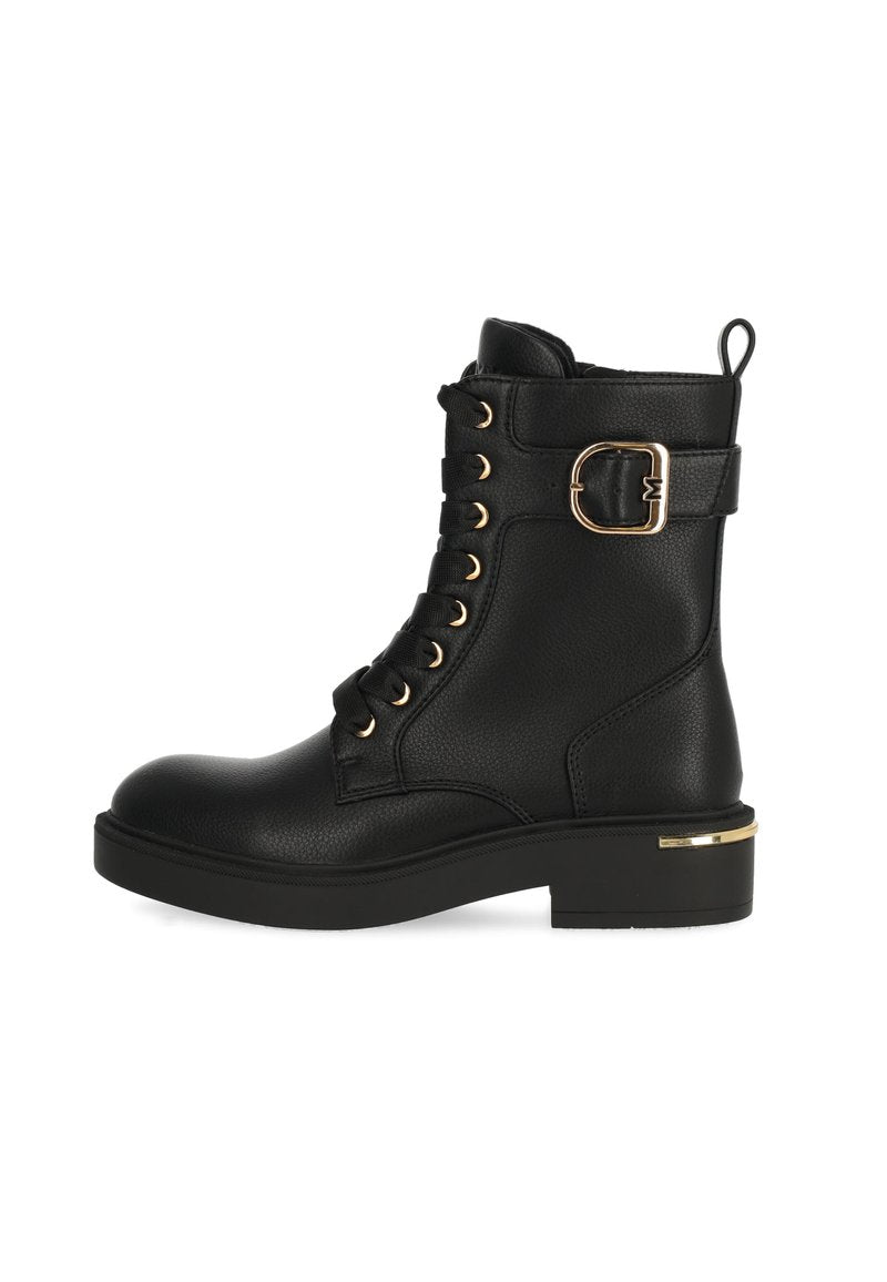 Schwarze Schnürstiefeletten aus Leder mit goldfarbener Hardware, einem seitlichen Schnallenakzent und einer kräftigen Gummisohle mit metallischen Details.