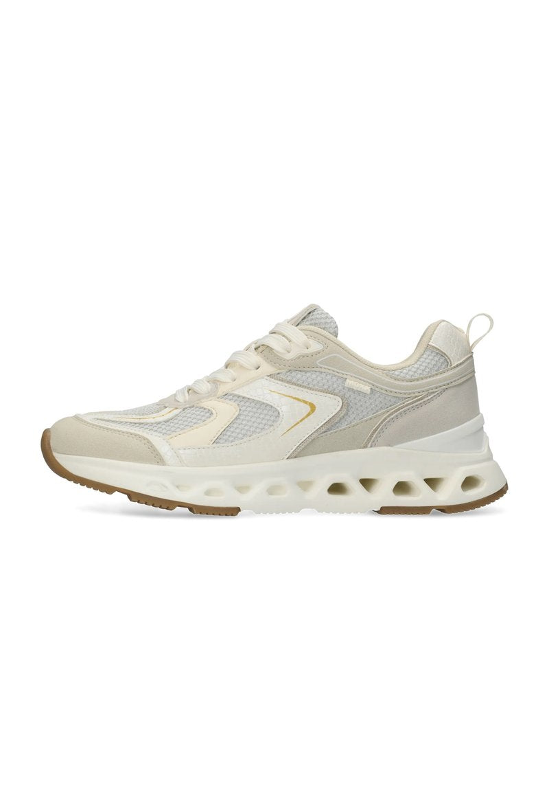 Leichter Sportschuh mit einem Obermaterial aus cremefarbenem und grauem Mesh, glatten beigen Akzenten und einer gepolsterten weißen Sohle mit sichtbaren Aussparungen.