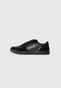 Schwarze Sneakers mit glattem Leder- und Wildleder-Obermaterial, runder Zehenform, flacher Gummisohle und Schnürdesign. Minimalistischer Stil.