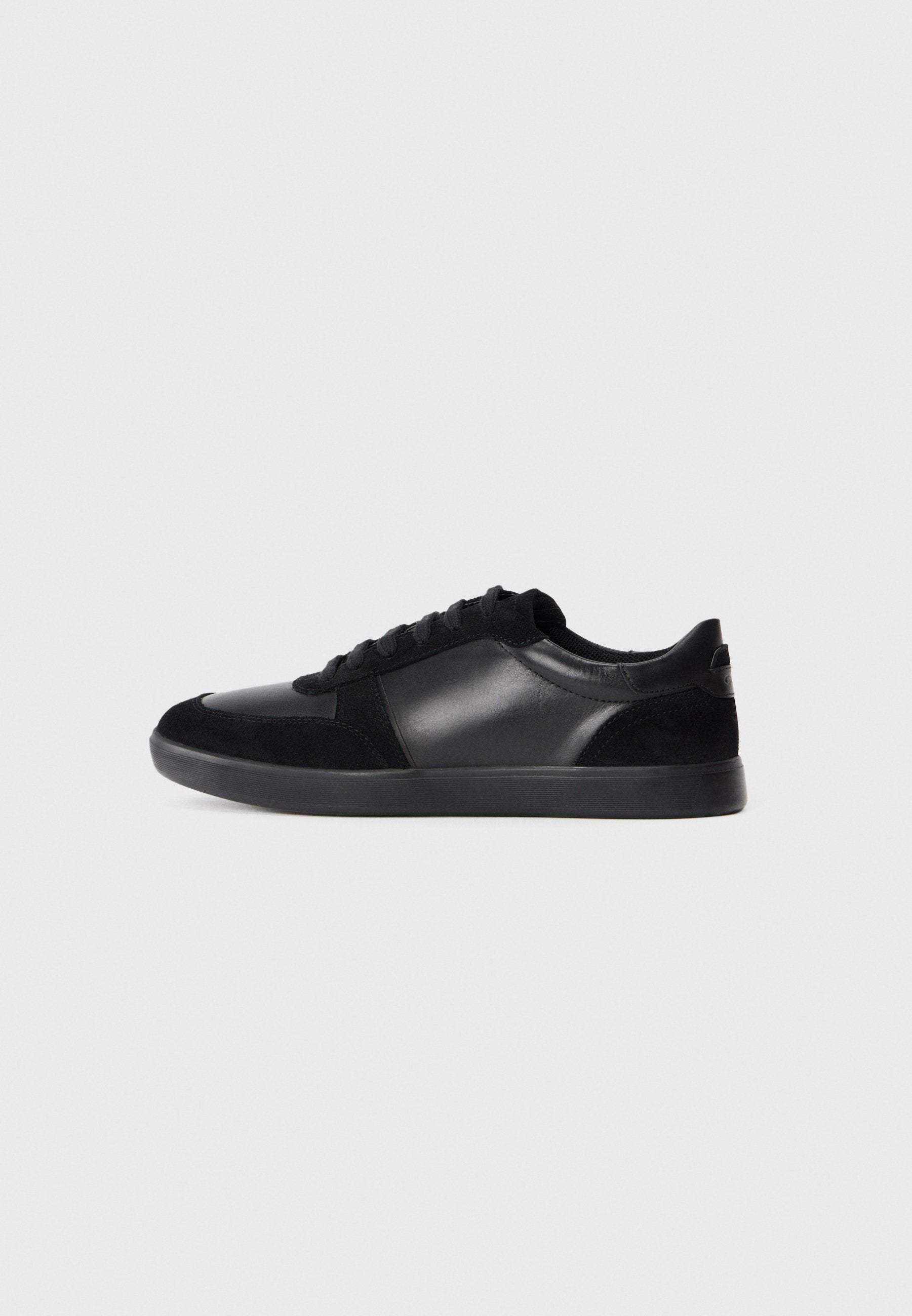 Schwarze Sneakers mit glattem Leder- und Wildleder-Obermaterial, runder Zehenform, flacher Gummisohle und Schnürdesign. Minimalistischer Stil.