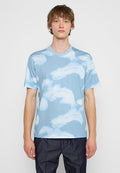 Hellblaues Baumwoll-T-Shirt mit weichem weißen Blattdruck, Rundhalsausschnitt, kurzen Ärmeln und lockerer Passform. Strukturierter Stoff mit dezenten Mustern.