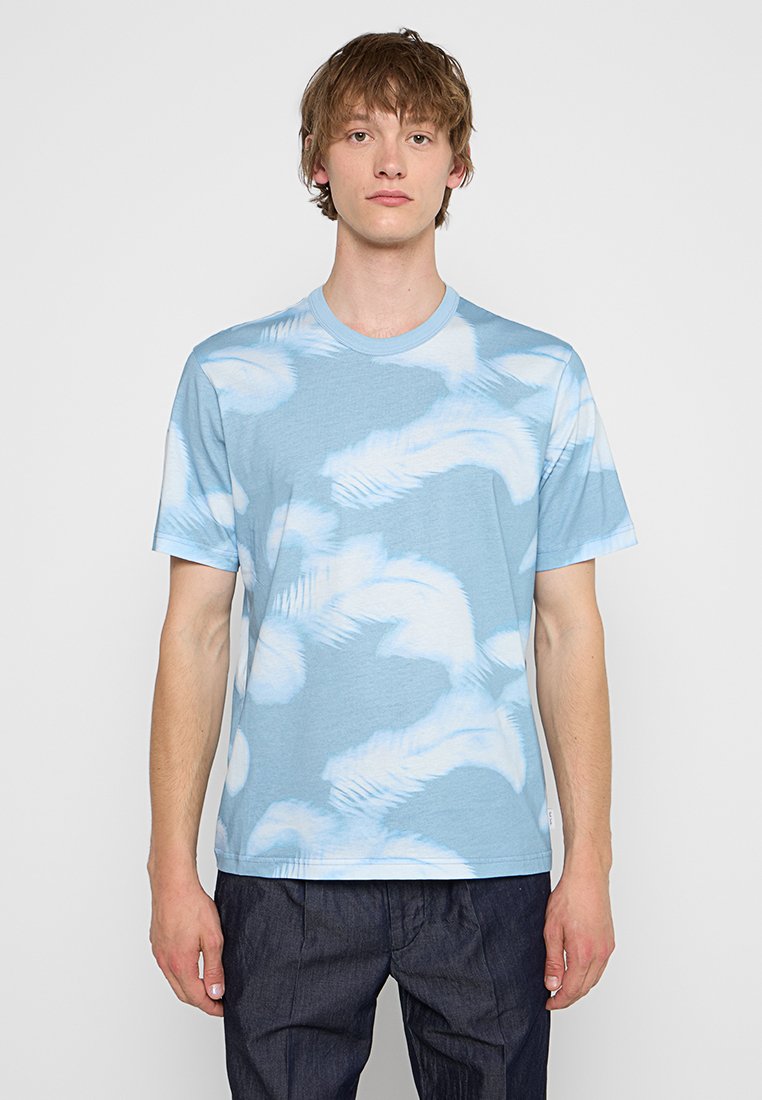 Hellblaues Baumwoll-T-Shirt mit weichem weißen Blattdruck, Rundhalsausschnitt, kurzen Ärmeln und lockerer Passform. Strukturierter Stoff mit dezenten Mustern.