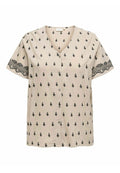 Beige Kurzarmhemd mit V-Ausschnitt, das schwarze geometrische Muster und gestickte Akzente an den Ärmeln aufweist. Mit Knopfleiste.
