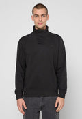 Schwarzer Pullover mit halbhohem Reißverschlusskragen, aus weichem Stoff. Verfügt über ein kleines Logo auf der Brust und lange Ärmel mit elastischen Bündchen.