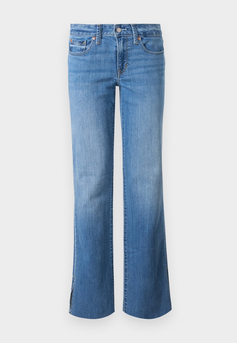 Blaue Jeans mit leicht ausgestelltem Bein, vorderem Knopfverschluss und Fünf-Taschen-Design, dargestellt auf einem schlichten weißen Hintergrund.