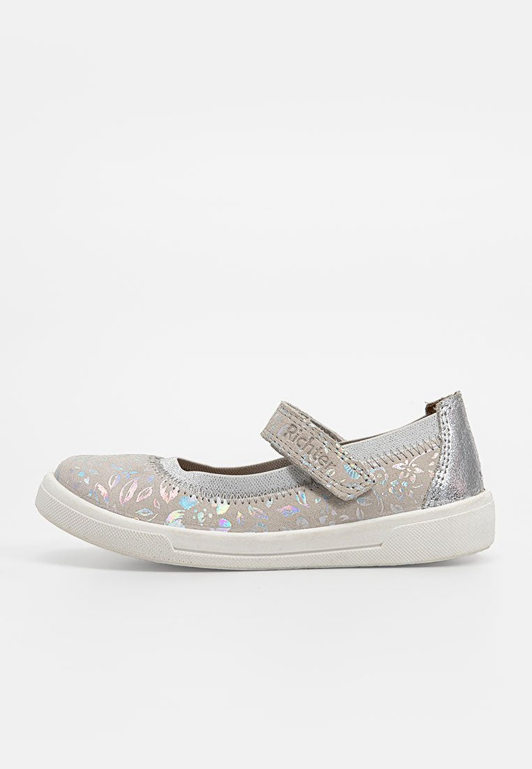 Grau gemusterter Schuh mit reflektierenden Blumenakzenten, silbernem Absatz und Klettverschluss. Flache Sohle mit strukturiertem weißen Gummiboden.