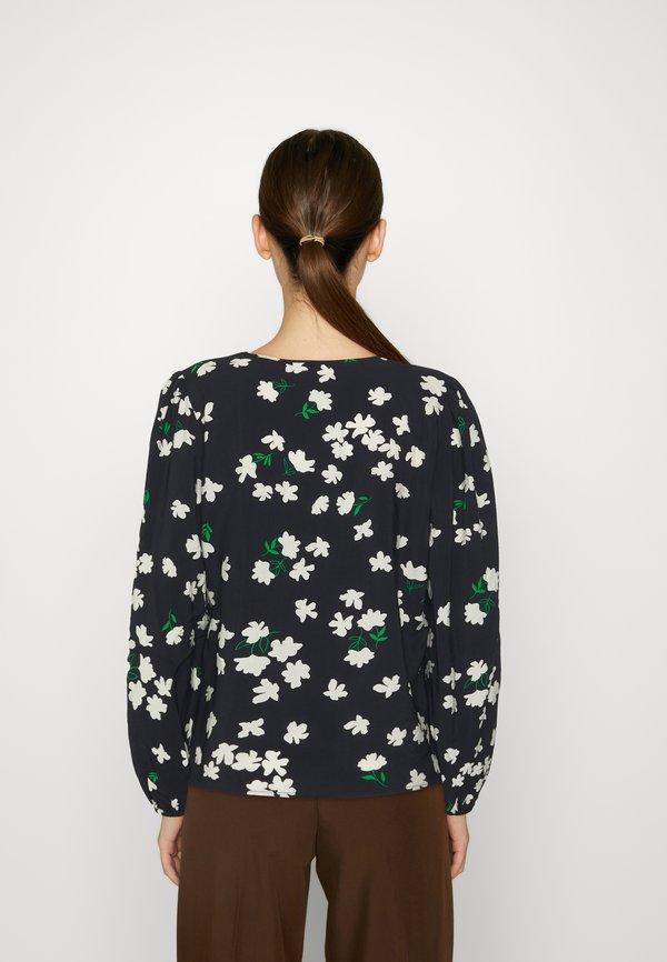 Object OBJNUUK LEONORA VNECK