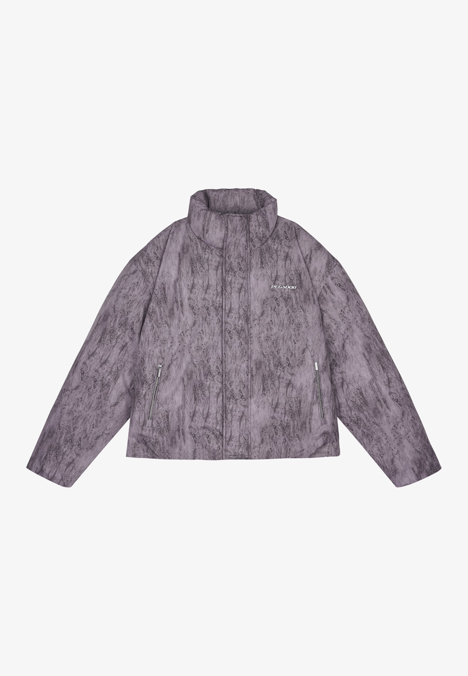 Lila gekürzter Blazer mit hohem Kragen, strukturierter Stoff, seitliche Taschen mit Reißverschluss und einem dezenten Muster. Auf der Brust befindet sich ein Logo.