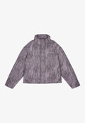 Lila gekürzter Blazer mit hohem Kragen, strukturierter Stoff, seitliche Taschen mit Reißverschluss und einem dezenten Muster. Auf der Brust befindet sich ein Logo.