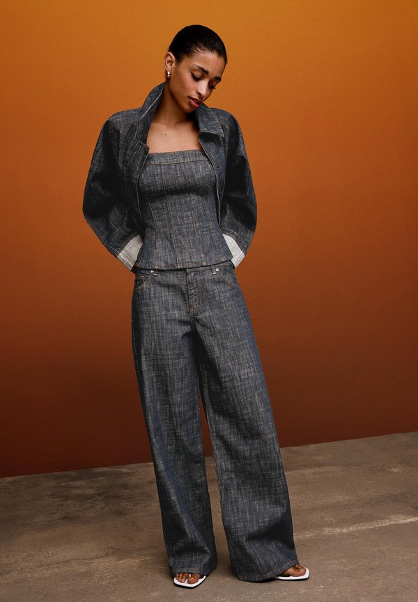 Bershka TEXTURE LOW-RISE BOYFRIEND - Mom Jeans - dark blue