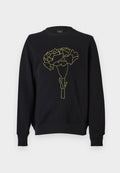 Schwarzer Pullover mit einer gelben Linienzeichnung einer Nelkenblume auf der Vorderseite. Er hat einen Rundhalsausschnitt und lange Ärmel.