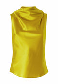 Ärmellose gelbe Bluse aus glattem Satin, mit einem drapierten Ausschnitt und einem abgerundeten Saum, der einen leicht lockeren Schnitt bietet.