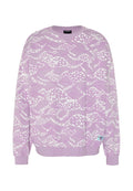 Hellvioletter Pullover mit weißem und dunkler violett geflecktem Muster eines laufenden Windhunds, gerippte Bündchen und Saum sowie ein kleines Etikett am Saum.