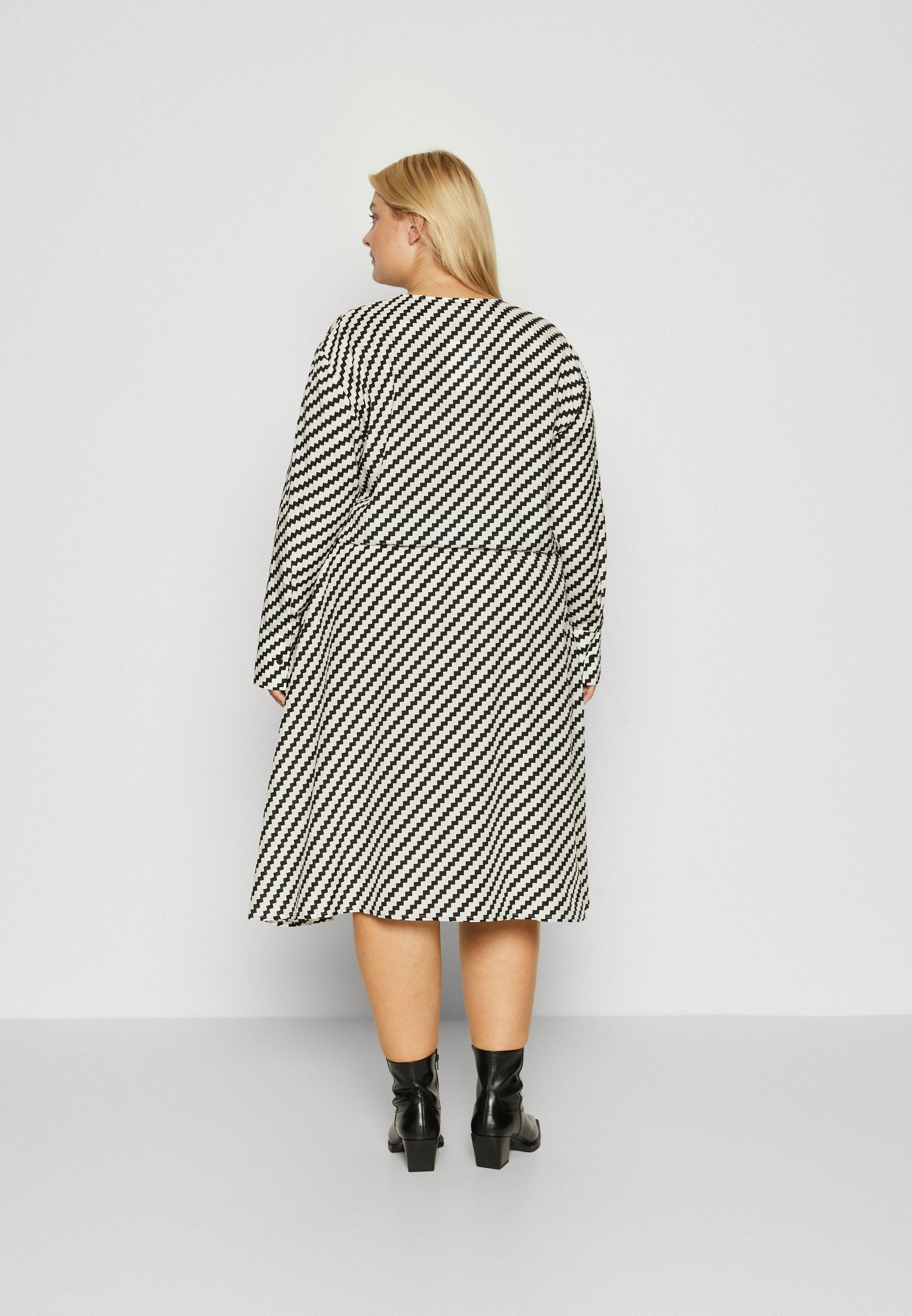 ZIGZAG WAISTED MIDI DRESS Media 4
