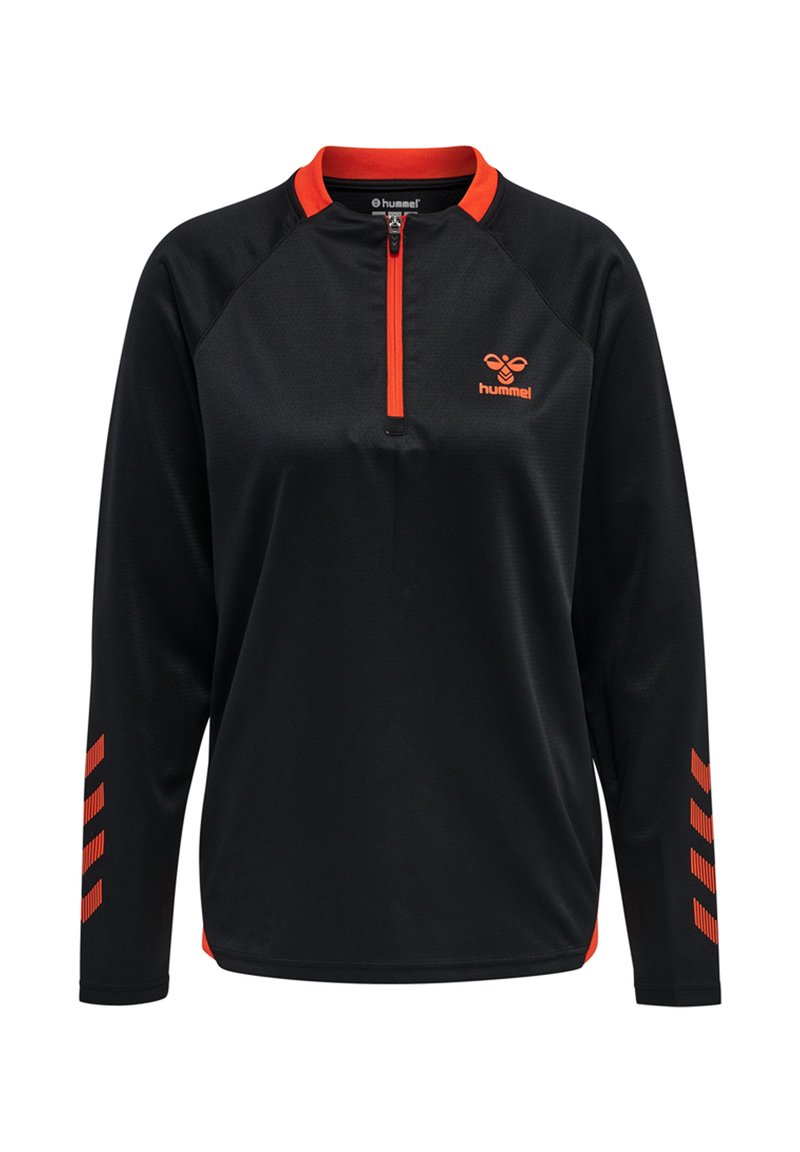 Schwarzes Sportoberteil mit langen Ärmeln, orangem Reißverschluss, orangefarbenem Kragenbesatz, orangen Chevron-Streifen an den Ärmeln und orangefarbenem Hummel-Logo auf der Brust.
