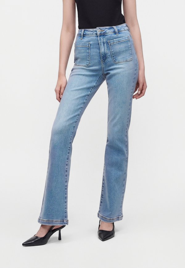 ONLY ONLEMILY MILA WAIST POCKET - Flared Jeans - medium blue denim