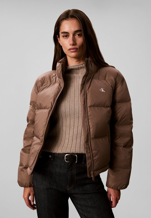 Calvin Klein Jeans ESSENTIAL SHORT PUFFER - Down jacket - sugar almond