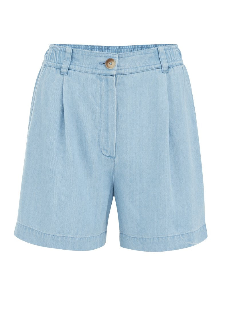 Hellblaue Denim-Shorts mit einem gefältelten Vorderteil, elastischem Bund und einer Frontknopfverschlüssen. Sie verfügen über umgeschlagene Säume und eine glatte Textur.