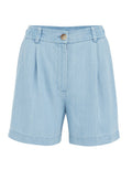 Hellblaue Denim-Shorts mit einem gefältelten Vorderteil, elastischem Bund und einer Frontknopfverschlüssen. Sie verfügen über umgeschlagene Säume und eine glatte Textur.
