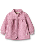 Rosa gesteppte Jacke mit hohem Kragen, Frontreißverschluss und langen Ärmeln. Verfügt über ein wellenförmiges Muster und elastische Bündchen. Enthält seitliche Taschen.