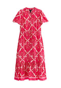 Rosa gemustertes Kleid mit floralem Design auf cremefarbigem Hintergrund, mit kurzen Ärmeln, tailliertem Schnitt und ausgestellt geschnittenem Saum.