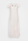 Blumiges Maxikleid aus leichtem Stoff; mit kurzen Rüschensäumen, V-Ausschnitt und zarten rosa Rosenmustern auf weißem Hintergrund.