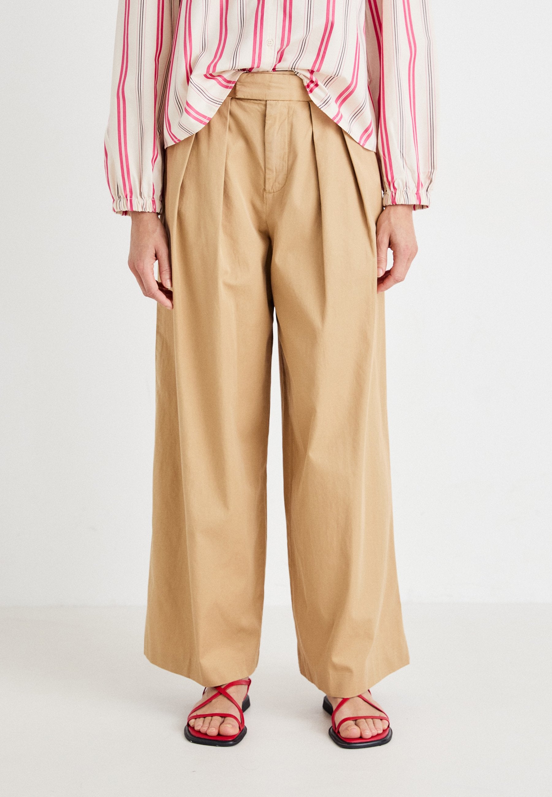 GAP WIDE LEG
