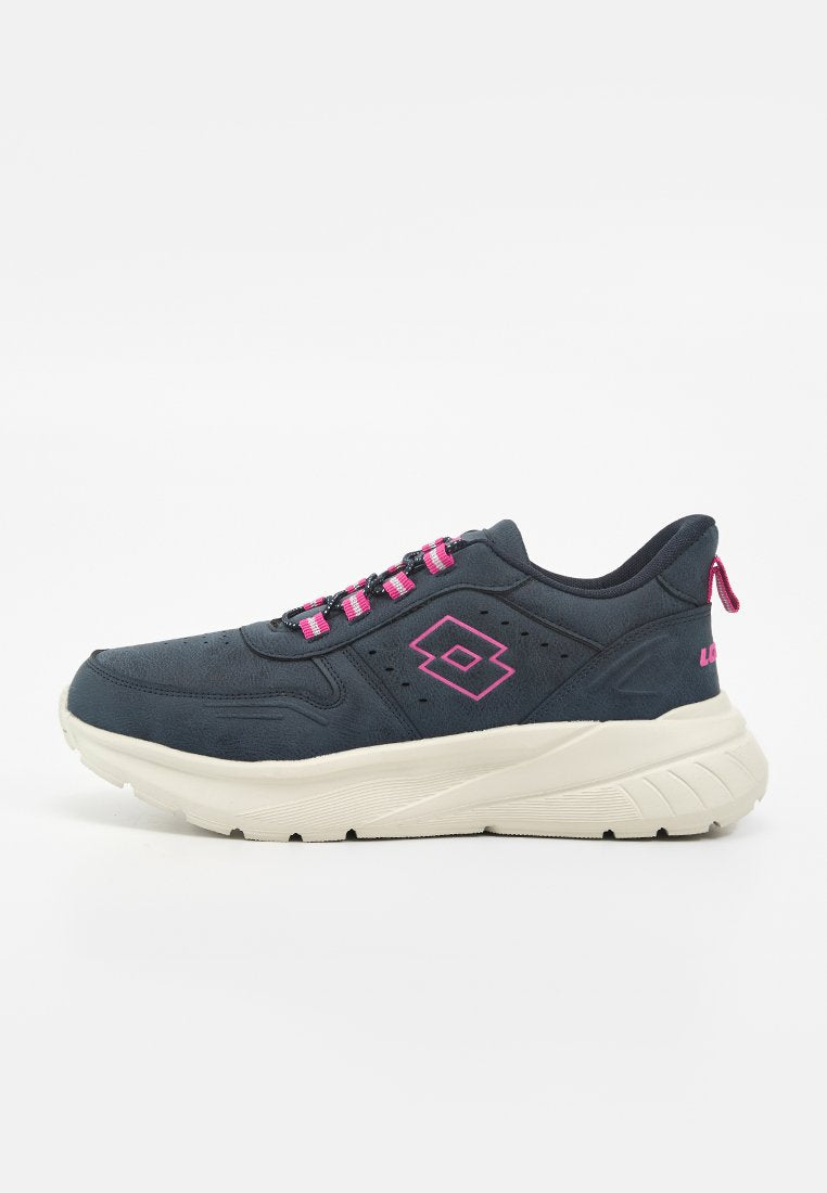 Dunkelblauer Sportschuh mit dicker weißer Sohle, pinkem Logo an der Seite, pink gestreiften Schnürsenkeln und pinkem Zuglasche an der Ferse.