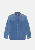 Langärmliges Jeanshemd mit Button-Down-Kragen, kontrastierenden Schulterpaneelen und rotem Diesel-Logo-Patch auf der Brust sowie am Kragenetikett.