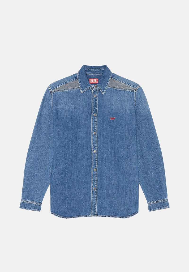 Langärmliges Jeanshemd mit Button-Down-Kragen, kontrastierenden Schulterpaneelen und rotem Diesel-Logo-Patch auf der Brust sowie am Kragenetikett.