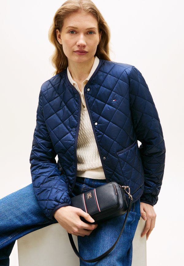Tommy Hilfiger SIGNATURE SHOULDER CAMERA BAG - Handbag - space blue