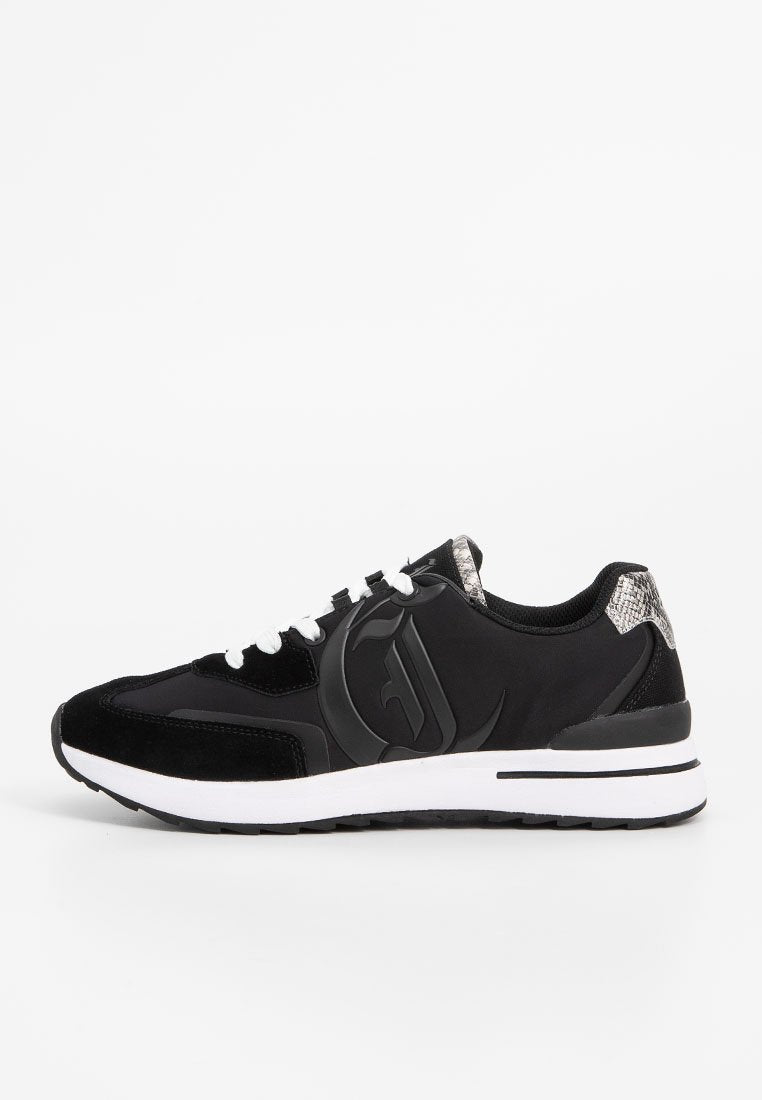 Schwarze Sportschuhe mit einem Obermaterial aus Wildleder und Synthetik, weißer Zwischensohle und strukturierten schwarzen und silbernen Akzenten an der Ferse. Mit Schnürdesign.