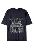 Navyblaues Baumwoll-T-Shirt mit einer weißen Strichzeichnung einer Bar mit Hockern, auf der der Text "PEGADOR Duft des Sommers" steht. Lässige Passform.