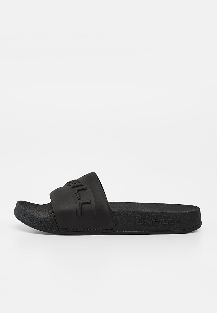 Schwarze Slip-On-Slide-Sandale mit strukturierter Sohle und erhabenem Markennamen auf dem breiten Riemen und an der Seite des Fußbetts.